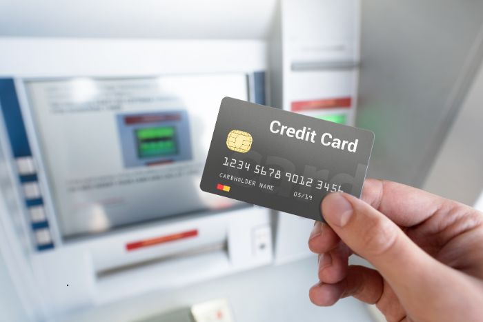 Actuellement, il existe des cartes permettant des retraits gratuits dans tous les ATMs du monde