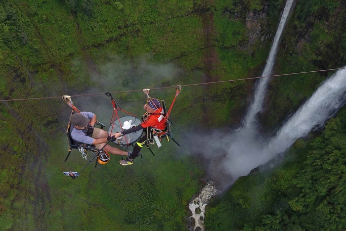 Faire de la tyrolienne au-dessus des chutes de Tad Fane est une exp&eacute;rience unique &agrave; essayer