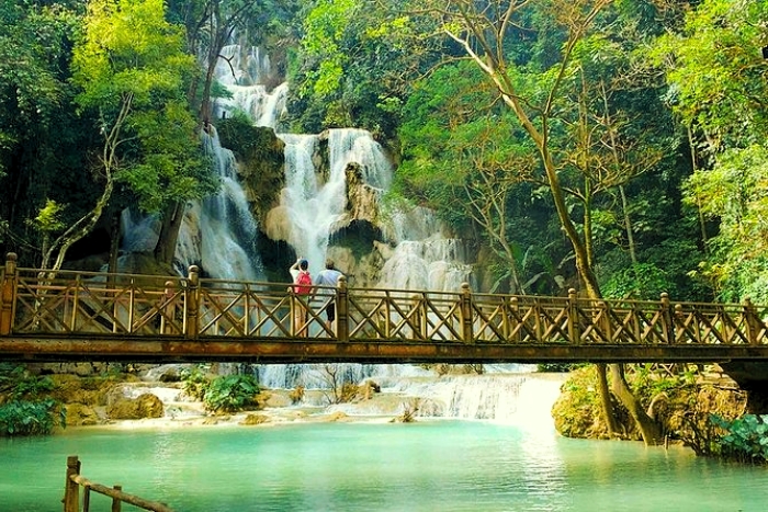 Eaux turquoise des cascades de Kuang Si, symbole d&rsquo;un voyage au soleil au Laos