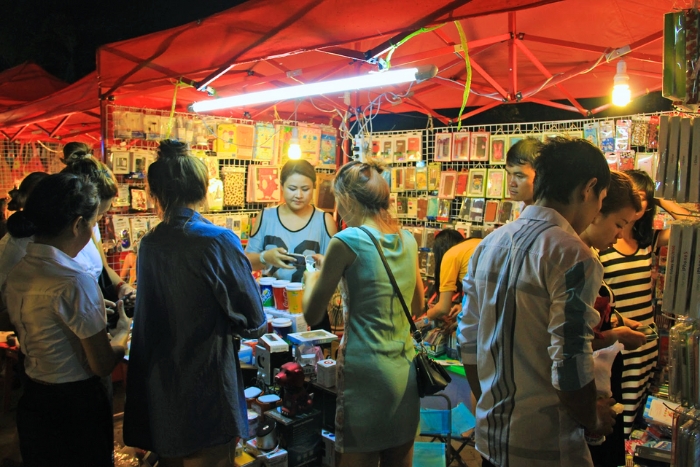 Vientiane le soir: Promenade au marché nocturne de Ban Anou