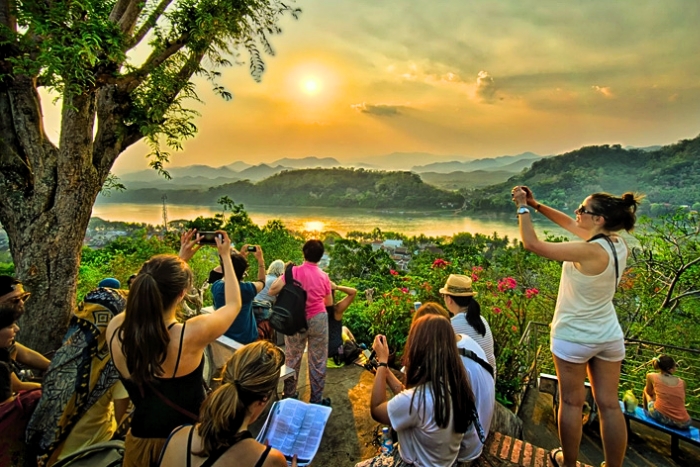 Luang Prabang baignée de lumière depuis le sommet du mont Phou Si