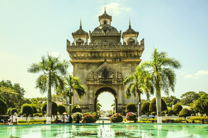 Patuxai sous le ciel clair - Un repère pour partir au Laos en janvier