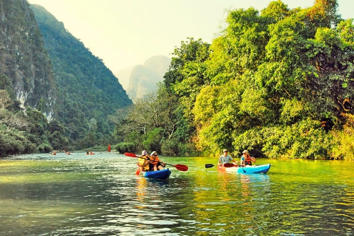 Descente en kayak sur la Nam Song &agrave; Vang Vieng sous le soleil du Laos