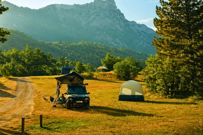 Paysages karstiques du Laos lors d’un itinéraire en camping-car