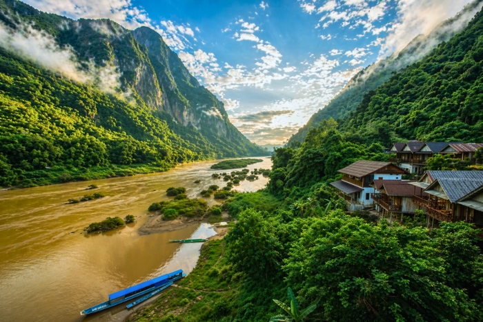 Paysages sauvages de Nong Khiaw entre falaises calcaires et rivi&egrave;re Nam Ou