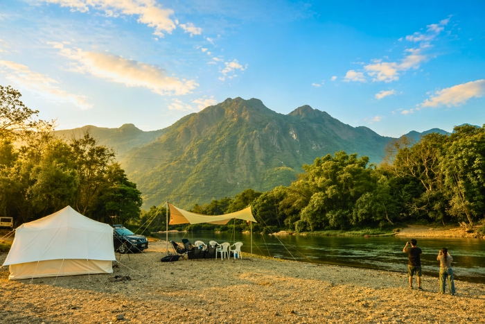 Moment de détente au bord de la rivière Nam Song à Vang Vieng au Laos