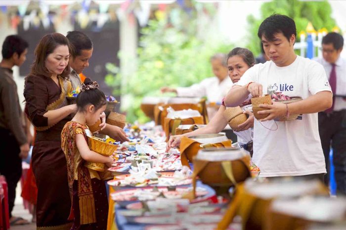 Les Laotiens viennent au temple à l'occasion de Boun Ho Khao Padabdin