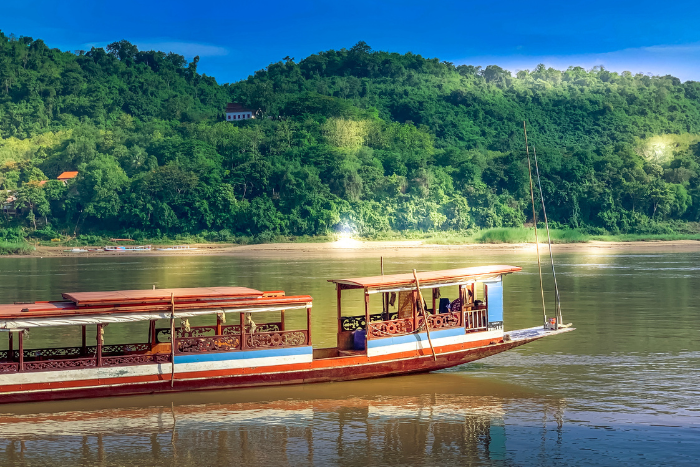 Slow boat sur le Mékong, option fluviale authentique au Laos