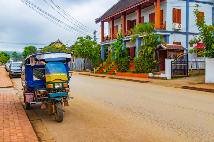 Se déplacer au Laos pas cher en tuk‑tuk dans les rues de ville