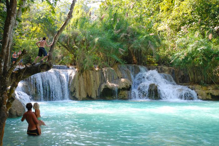 Baignade aux cascades de Kuang Si à Luang Prabang, Laos