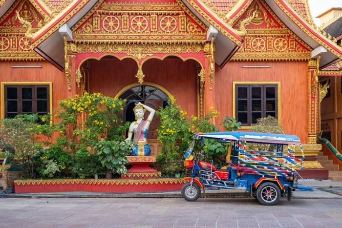 Explorez Vientiane en tuk tuk lors d'un voyage avec un bébé au Laos