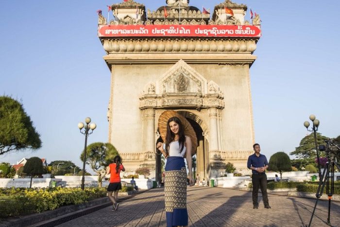 Expérience de porter des costumes traditionnels laotiens à Vientiane