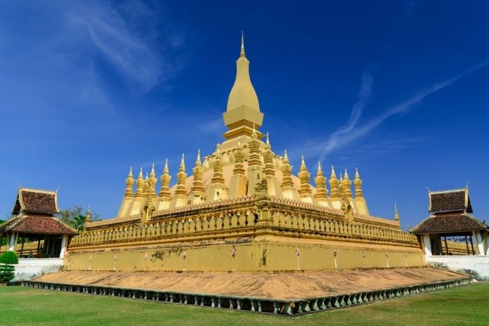 Visiter le monument Pha That Luang lors du voyage en famille au Laos