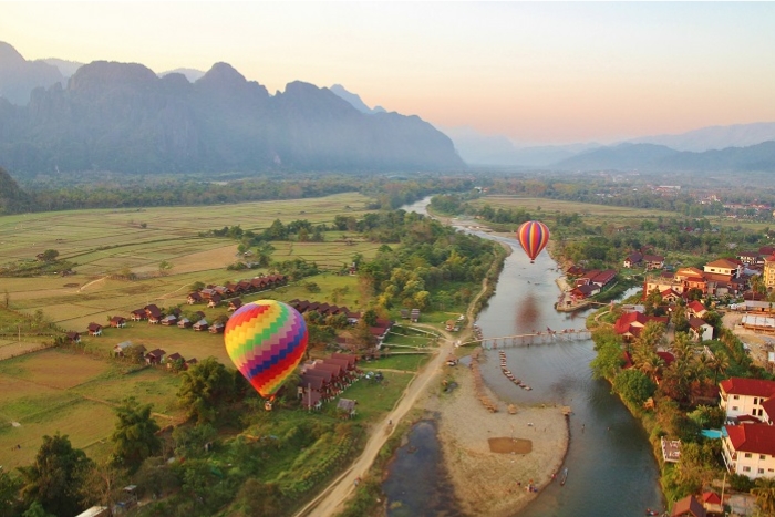 Vue panoramique de Vang Vieng en montgolfière