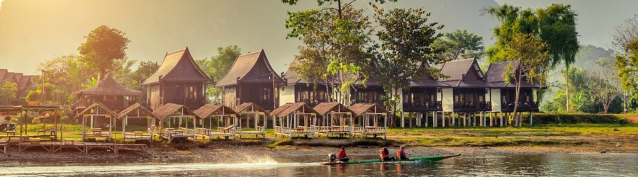 La rivière Nam Song coule autour de Vang Vieng