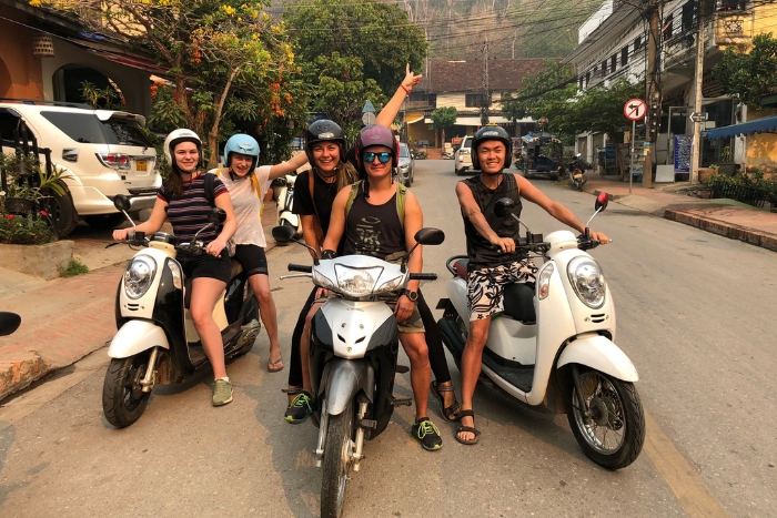 À moto – le meilleur moyen de ressentir Vang Vieng
