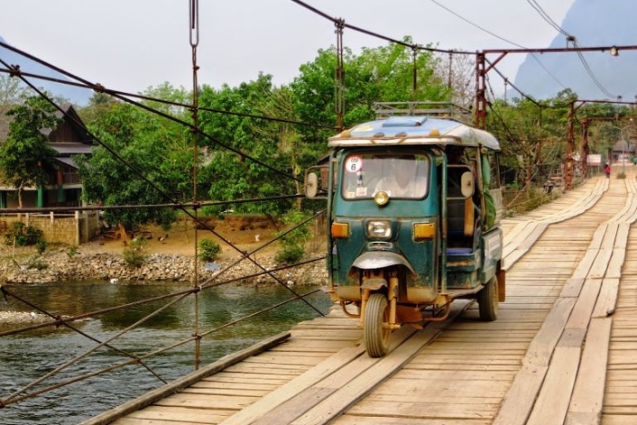 Se déplacer en tuk-tuk à Vang Vieng