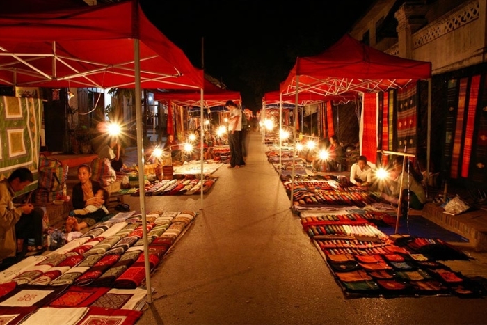 Ambiance animée au marché de nuit, le cœur vivant de Vang Vieng