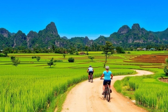 À vélo entre rizières et montagnes karstiques à Vang Vieng