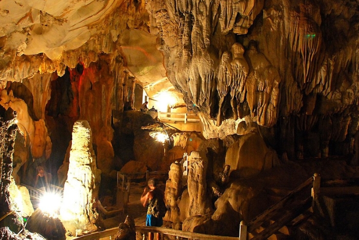 L’émerveillement au cœur de la grotte de Tham Jang, joyau caché de Vang Vieng