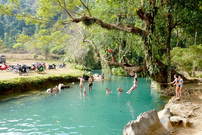 Baignade paisible dans les eaux limpides du lagon bleu