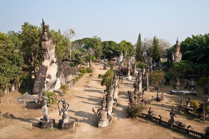 La promenade entre les statues cr&eacute;e une sensation de d&eacute;calage hors du temps