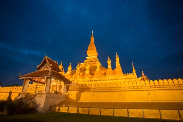 Pha That Luang impressionne par son &eacute;clat dor&eacute; visible &agrave; plusieurs kilom&egrave;tres