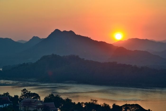 Depuis le fleuve, Vientiane d&eacute;voile un visage calme et apaisant