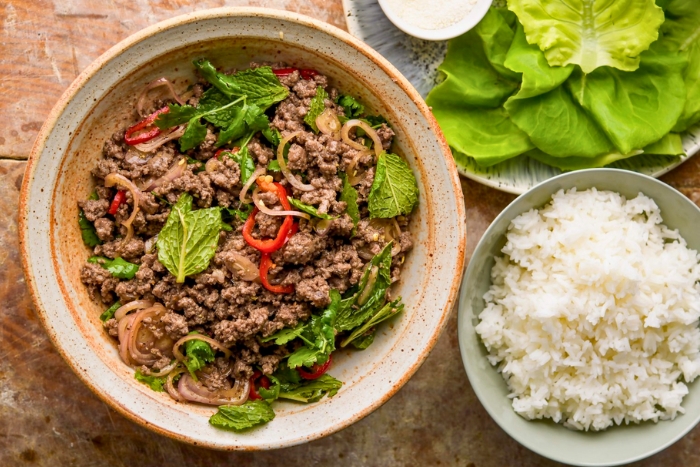Larb laotien frais, viande épicée et herbes croquantes