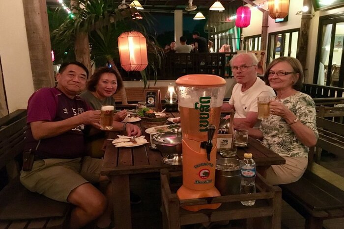 Les touristes profitent le dîner au Kong View Bar & Restaurant
