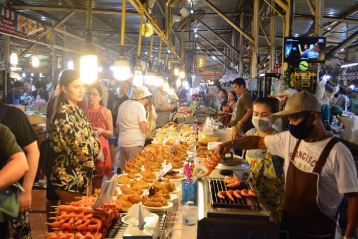 Dégustation de spécialités locales dans un food court de Phuket
