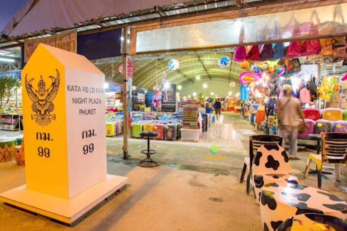 Soirée animée au marché de nuit de Kata