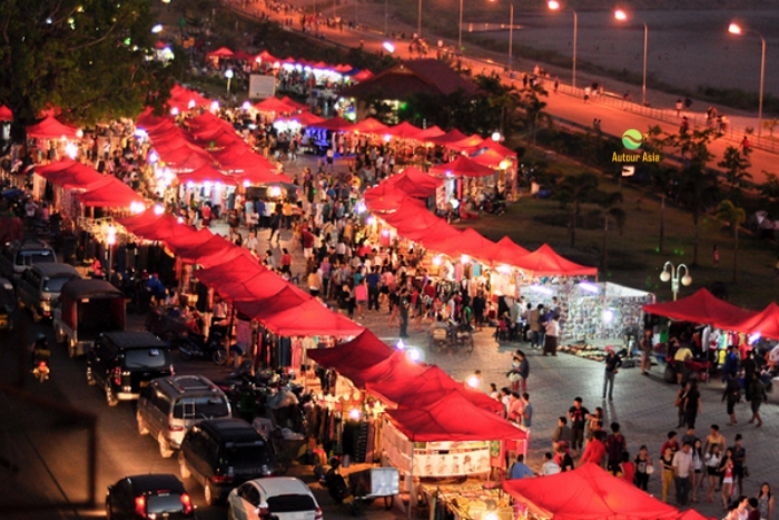 Ambiance du marché de nuit de Vientiane – Entre rires, lumières et saveurs locales