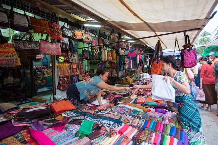 Achat de souvenirs au marché Talat Sao, Vientiane