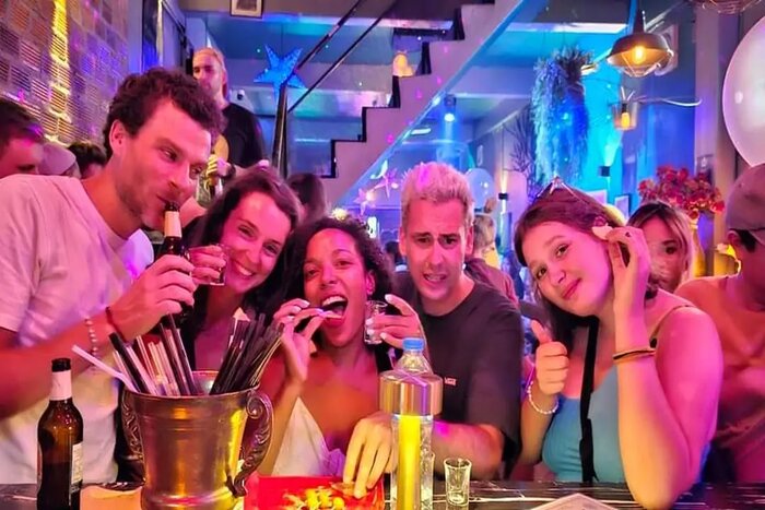 Les touristes profitent nightlife à Vientiane