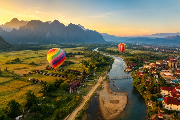 Vue panoramique de Vang Vieng depuis une montgolfi&egrave;re au lever du soleil
