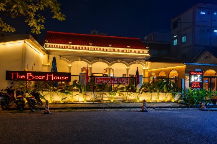 Exp&eacute;rience raffin&eacute;e au The Beer House - Smoke & Oak Cigar Lounge &agrave; Vientiane