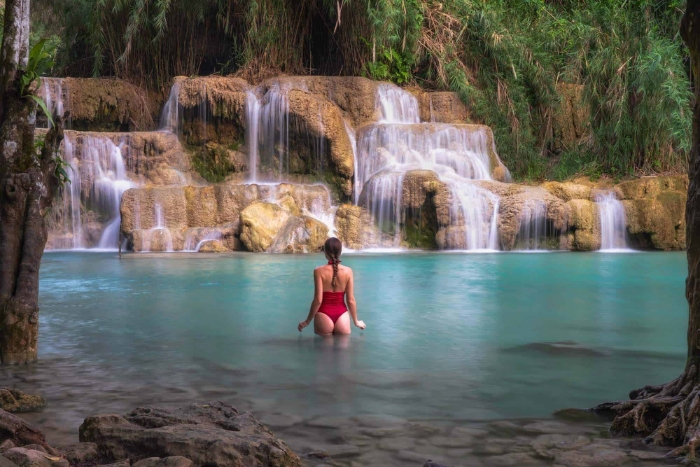 Voyage seule femme au Laos : Instant magique aux chutes de Kuang Si pendant les 21 jours d'aventure