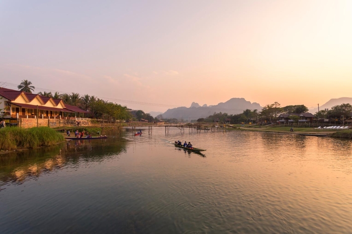 Coucher de soleil paisible à Vang Vieng – Un moment clé d’un voyage seule femme au Laos