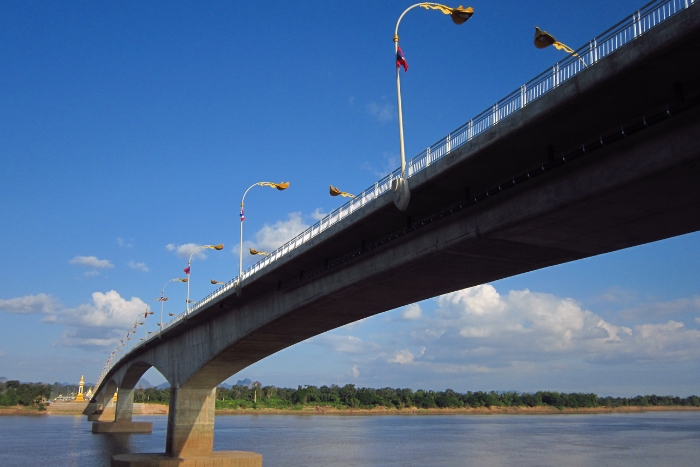Traverser le pont de l’Amitié lors d’un voyage seule femme au Laos en janvier