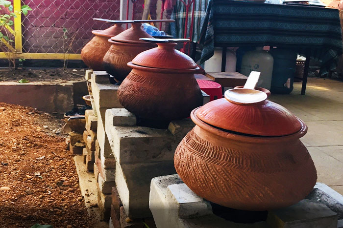 Utiliser le poêle à charbon pour cuisiner