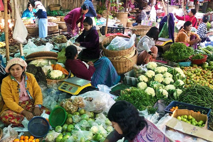 Étal de marché à Mani Sithu