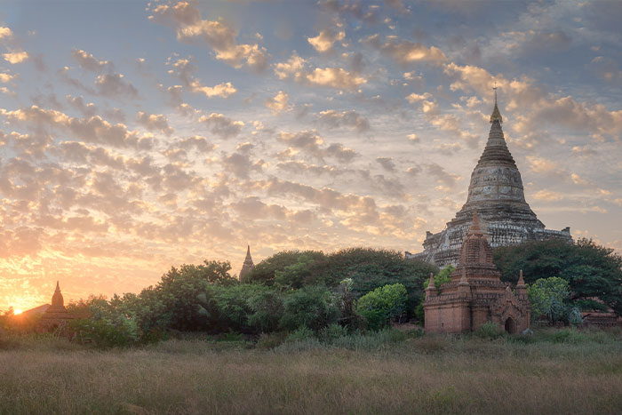 Lever du soleil à la pagode Shwesandaw