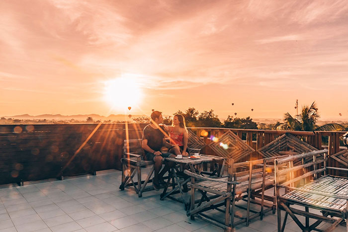 Lever de soleil sur le toit de l'hôtel Bagan View