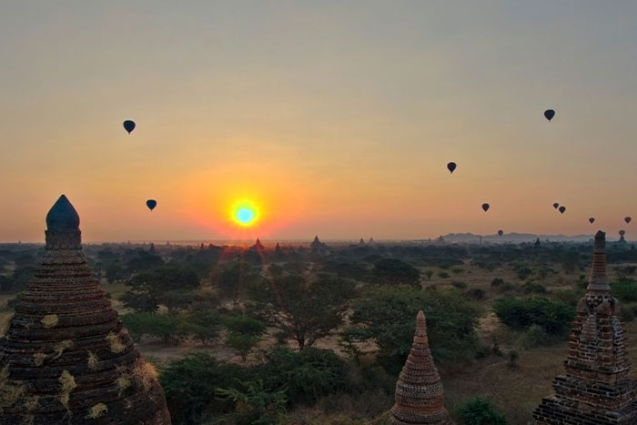 Lever du soleil à Bagan