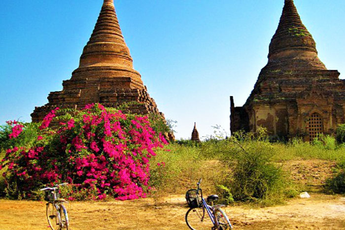 Faire du vélo autour des temples de Bagan