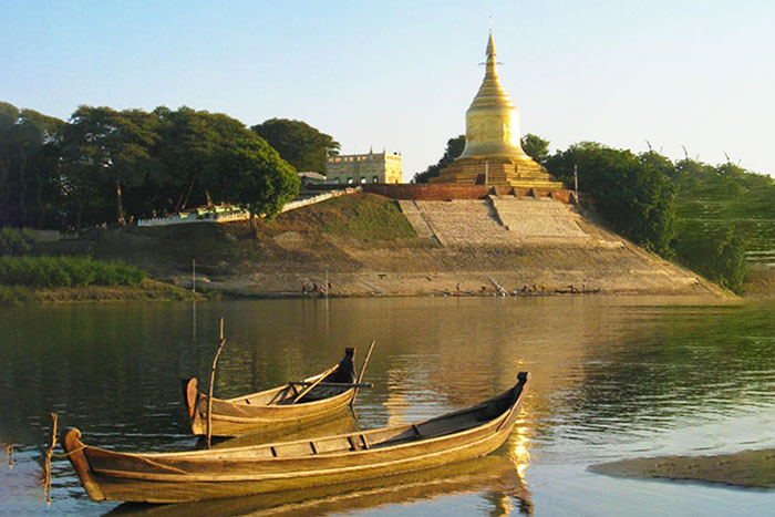 Pagode au-dessus de la rivière Irawaddy