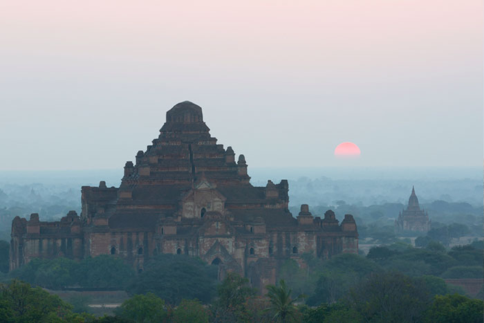 Lever du soleil de Temple Dhammayangyi