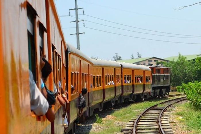 La découverte des environs de Yangon en empruntant un train local