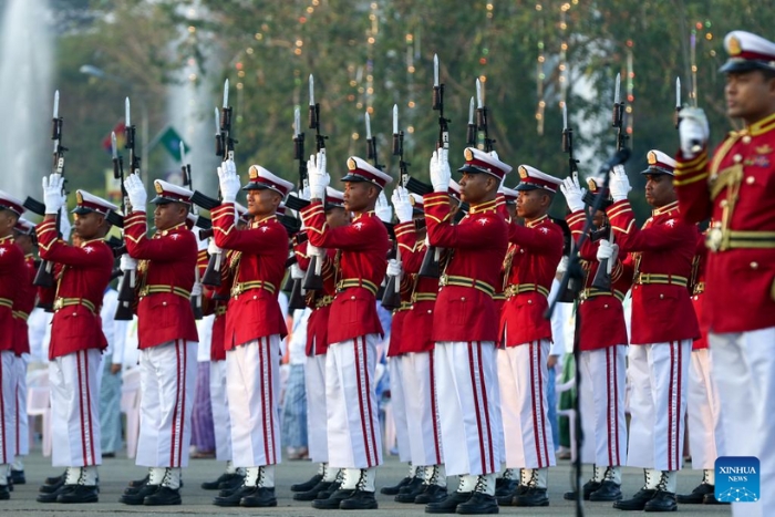 Journée de l'Union - Les gardes d'honneur assistent à une cérémonie organisée pour marquer le 77e anniversaire de la Journée de l'Union du Myanmar à Nay Pyi Taw, au Myanmar, le 12 février 2024